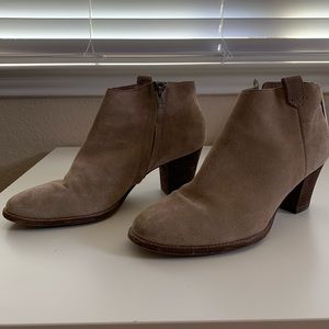 Madewell Billie Boots in Tan Suede